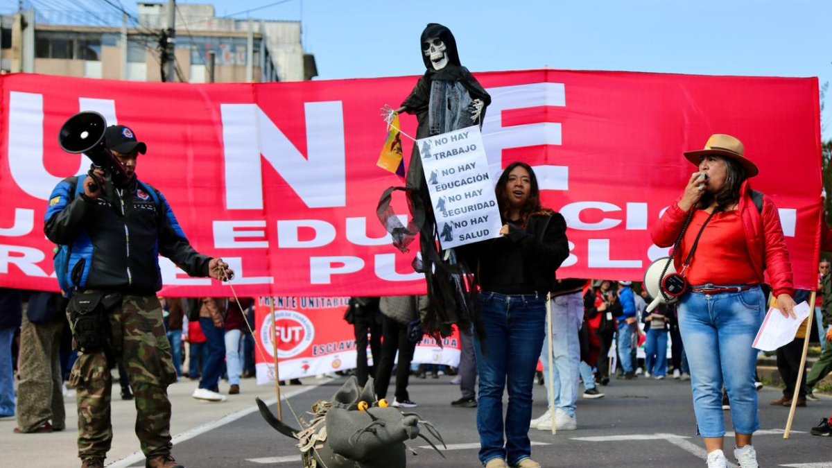 La marcha de los sindicatos y organizaciones sociales salió de la Caja del IESS en Quito.