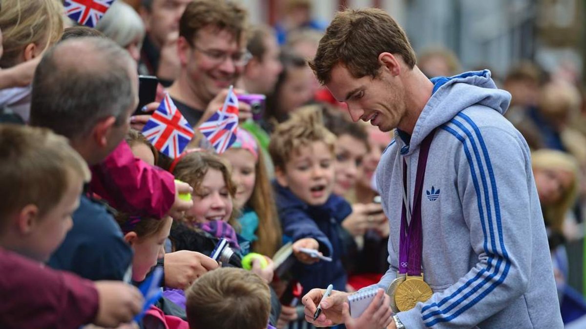 Andy Murray nació y creció en el pequeño pueblo de Escocia donde incluso vivió uno de los episodios más crueles, pero que hoy lo reconocen a él por haber cambiado esa historia.