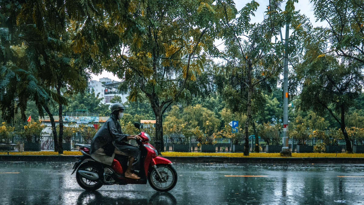 Referencial.Un motociclista circula bajo la lluvia, mientras el Inamhi advierte sobre precipitaciones dispersas y alta radiación este 13 de marzo.