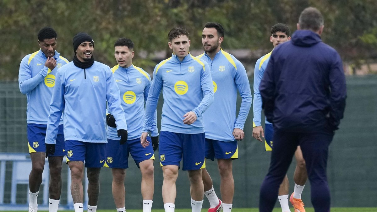 Jugadores y el técnico alemán Hansi Flick durante el entrenamiento del FC Barcelona.