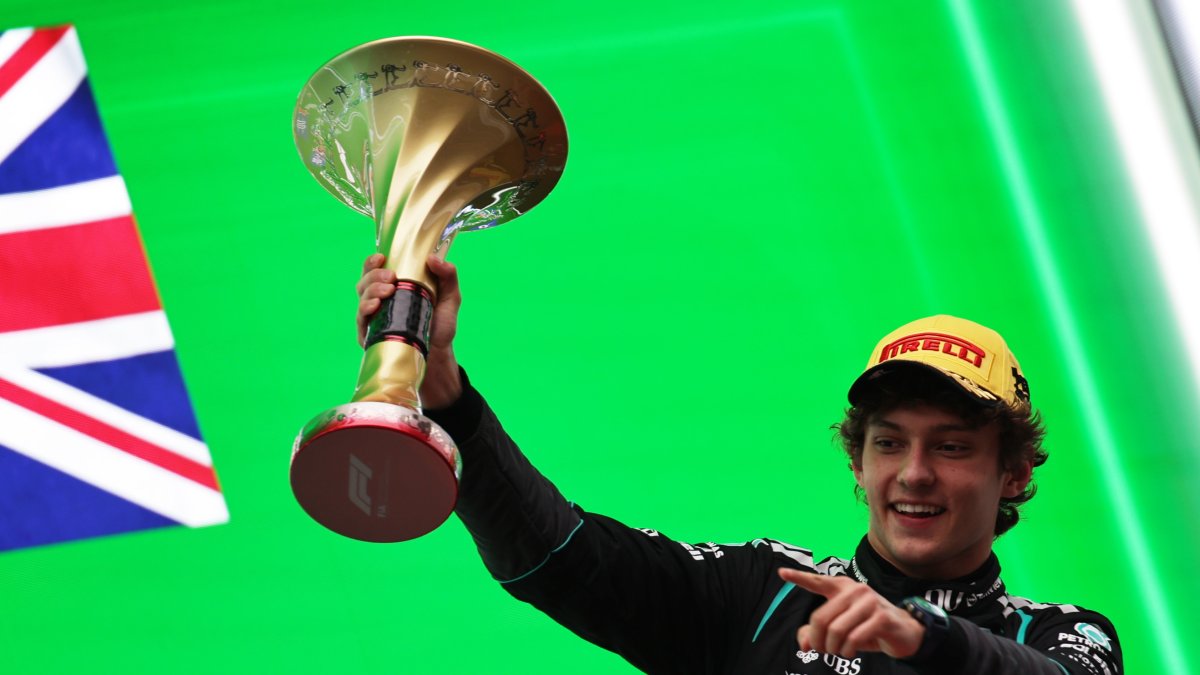 El joven piloto de Mercedes, Andrea Kimi Antonelli, como campeón de China.