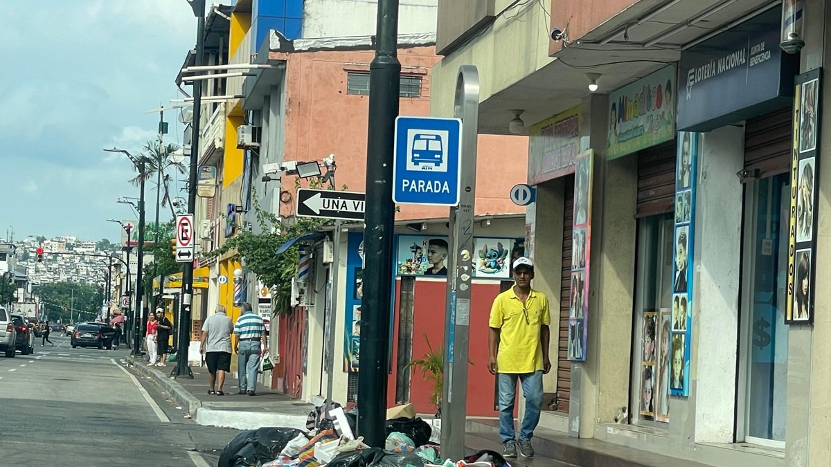 En la avenida José María Egas, en La Alborada, hay basura acumulada la mañana de este jueves 19 de marzo.