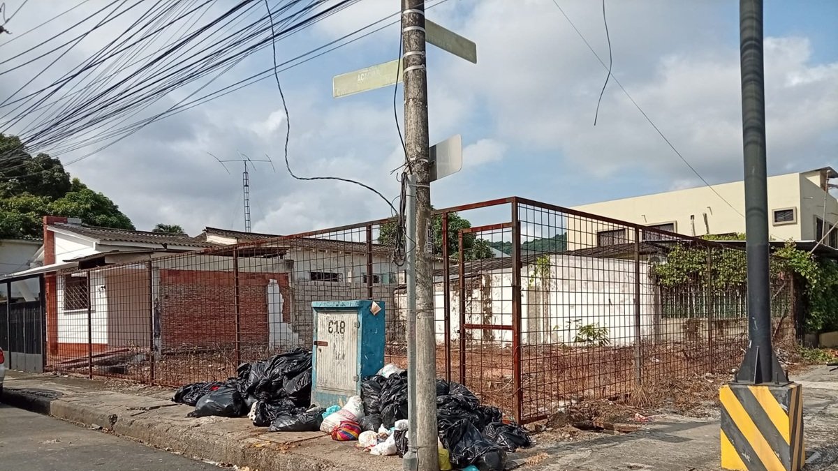 La basura se acumuló en varios sectores, como Urdesa, en el toque de queda de marzo del 2026.