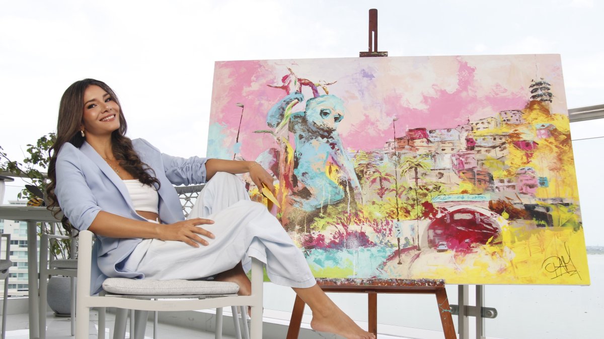 Pamela junto a su interpretación del Mono Machín, uno de los íconos de Guayaquil