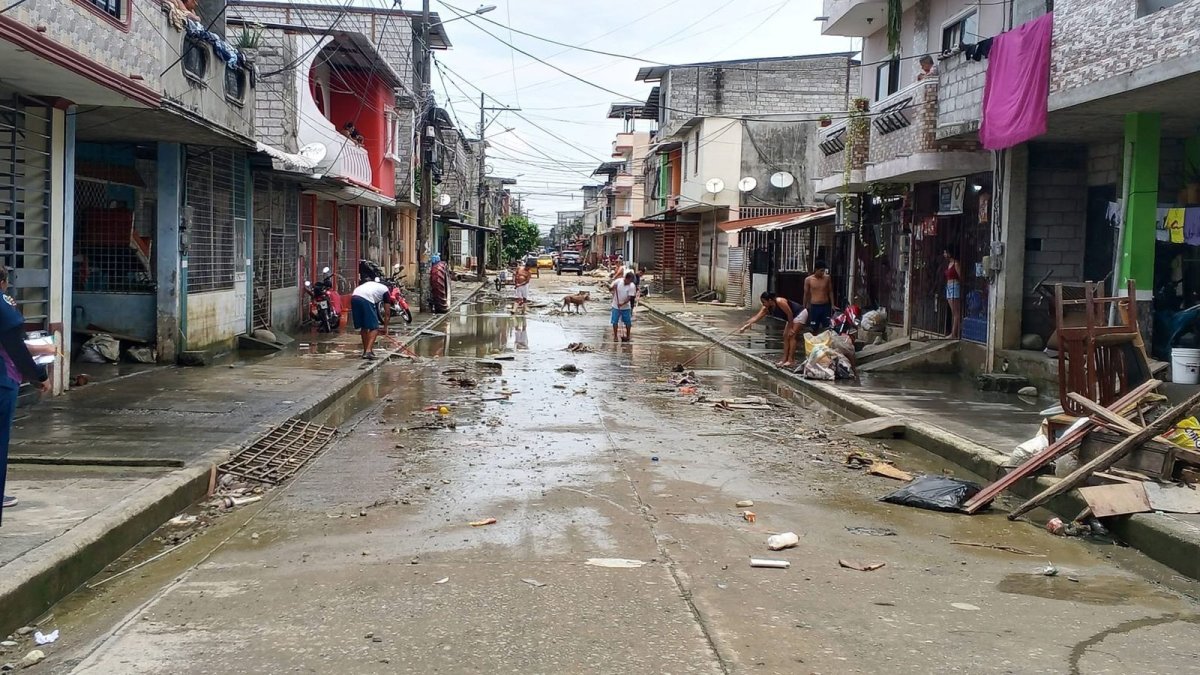 Calles de Babahoyo quedaron cubiertas de agua y lodo tras la inundación que afectó al 90 % del casco urbano.