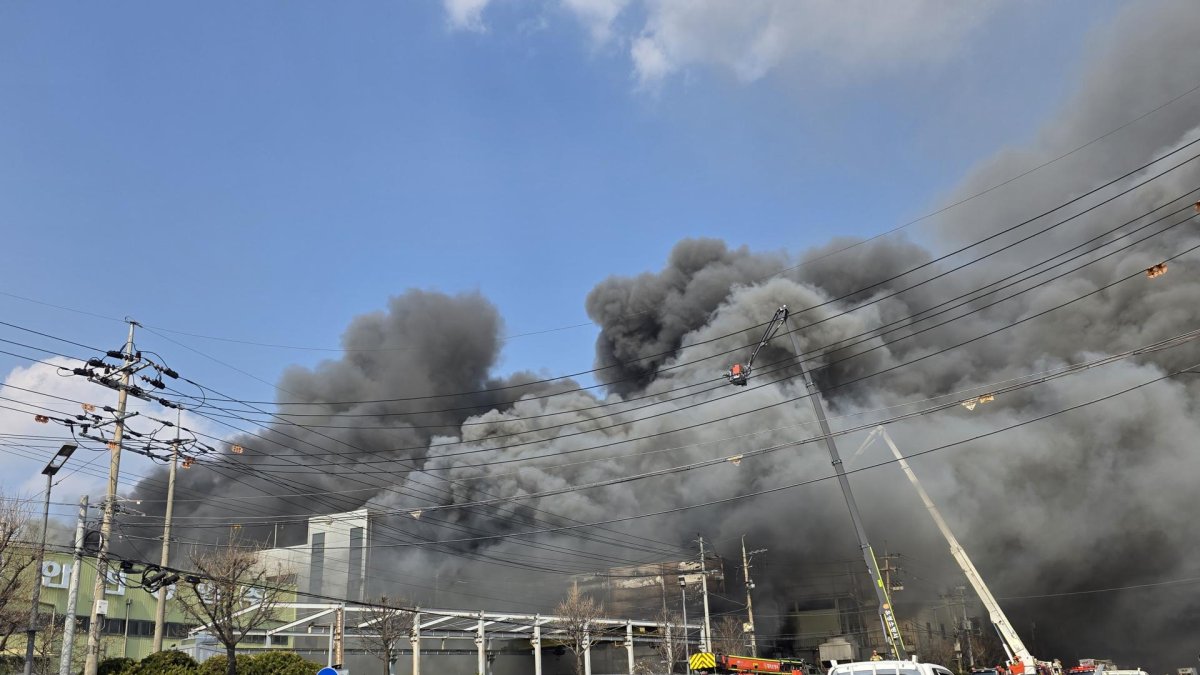 Un incendio sucedido este viernes en una planta de componentes automotrices en la ciudad surcoreana de Daejeon.