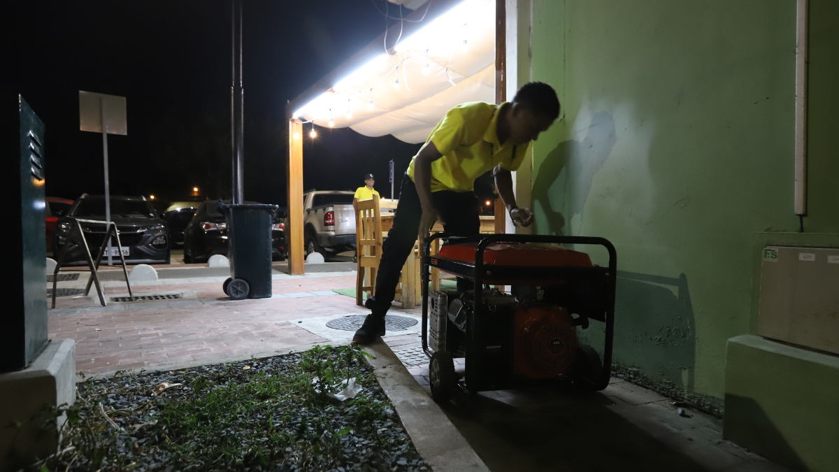 Referencial. Un generador eléctrico es encendido en Santa Elena, donde los apagones mantienen a la población con cortes de energía en horarios rotativos desde hace un mes.