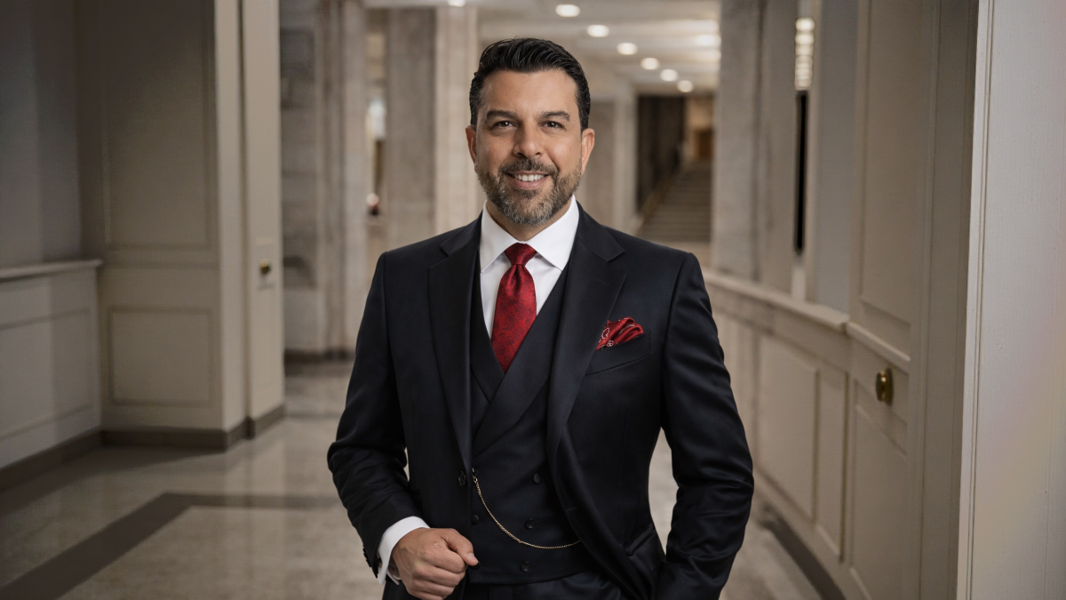 La IA eleva el look institucional del prefecto con un traje mejor entallado y más moderno.