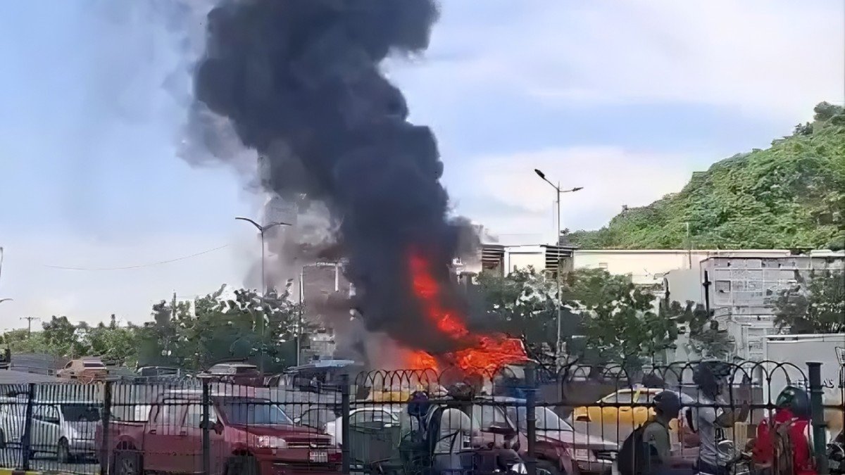 Un articulado del sistema Metrovía se incendió al final de la avenida Quito, junto al cementerio patrimonial de Guayaquil.