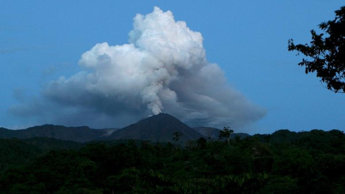 El volcán Reventador se mantiene en monitoreo tras reporte de caída de ceniza.