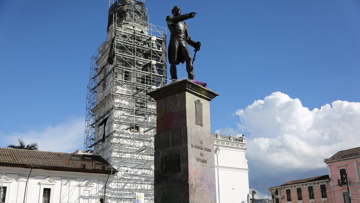 Daños. El monumento de Antonio José de Sucre fue vandalizado en el cierre de las movilizaciones del pasado 8 de marzo en el centro quiteño.