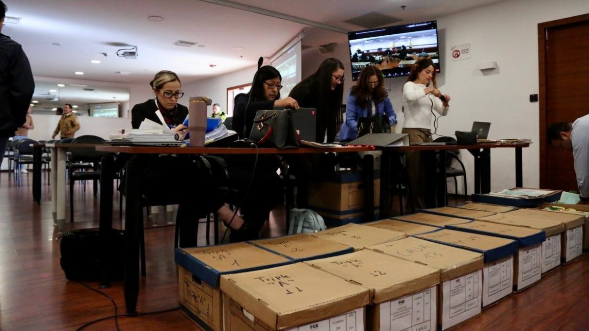 Ramiro García, abogado del alcalde de Guayaquil, Aquiles Álvarez, denunció que los problemas de conexión desde la cárcel del Encuentro persistían antes de reanudar la audiencia de juicio.
