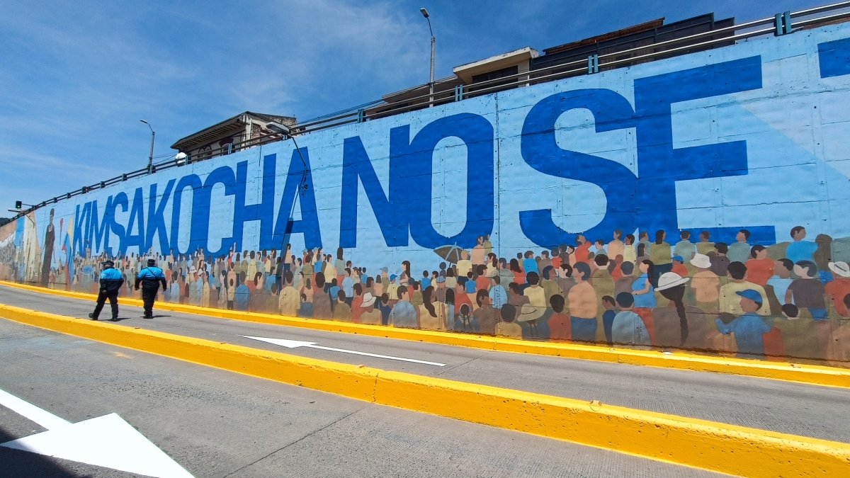 En Cuenca se pintó un mural de  más de 300 metros en memoria de la defensa de Quimsacocha.