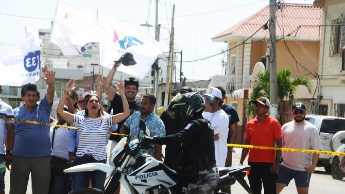 Fiorella Icaza, esposa del alcalde de Guayaquil, con gritos alentaba a su esposo para que todo salga bien la tarde de este 22 de marzo.