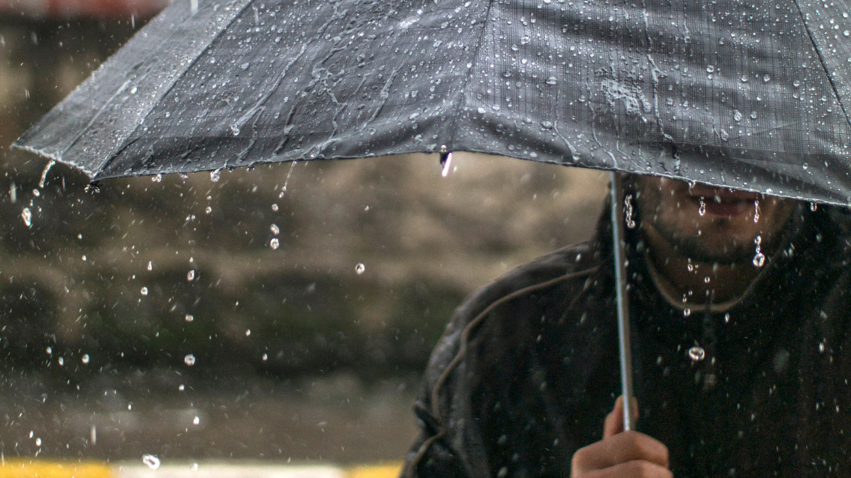 Referencial. Un ciudadano se protege de la lluvia con un paraguas, mientras el Inamhi advierte de precipitaciones y tormentas eléctricas en varias provincias del país hasta el 25 de marzo.