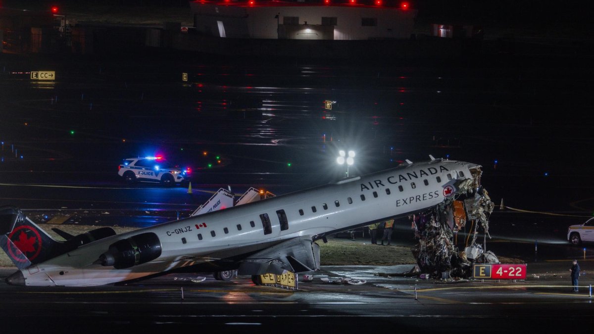 Servicios trabajan en el lugar del accidente de un avión de Air Canada en el aeropuerto internacional LaGuardia en Nueva York, Estados Unidos, el 23 de marzo de 2026.