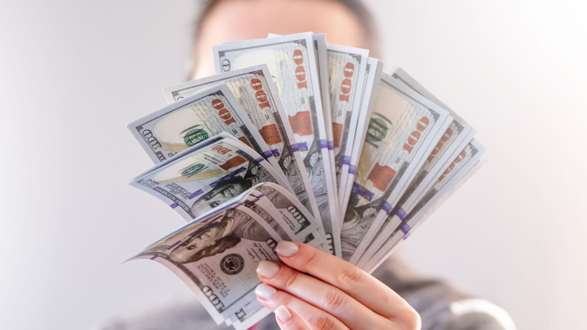 Billetes de cien dólares, imagen referencial en el contexto de la consulta de utilidades pendientes de cobro por parte de exempleados.