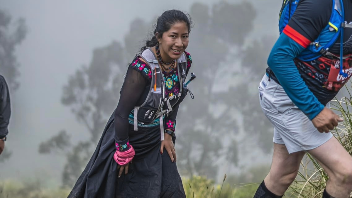 La ecuatoriana Yanna Guillín, con vestimenta tradicional, marcó récord internacional en trail running durante una competencia en Bolivia.