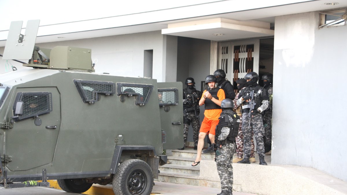 El alcalde de Guayaquil, Aquiles Álvarez, cuando salía de la dilgencia en el cantón La Libertad