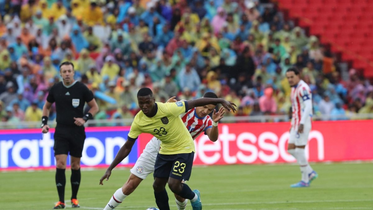 El pasado 9 de septiembre, Moisés Caicedo (d) fue expulsado en el partido entre Ecuador y Argentina, por la fecha final de las eliminatorias al Mundial 2026.