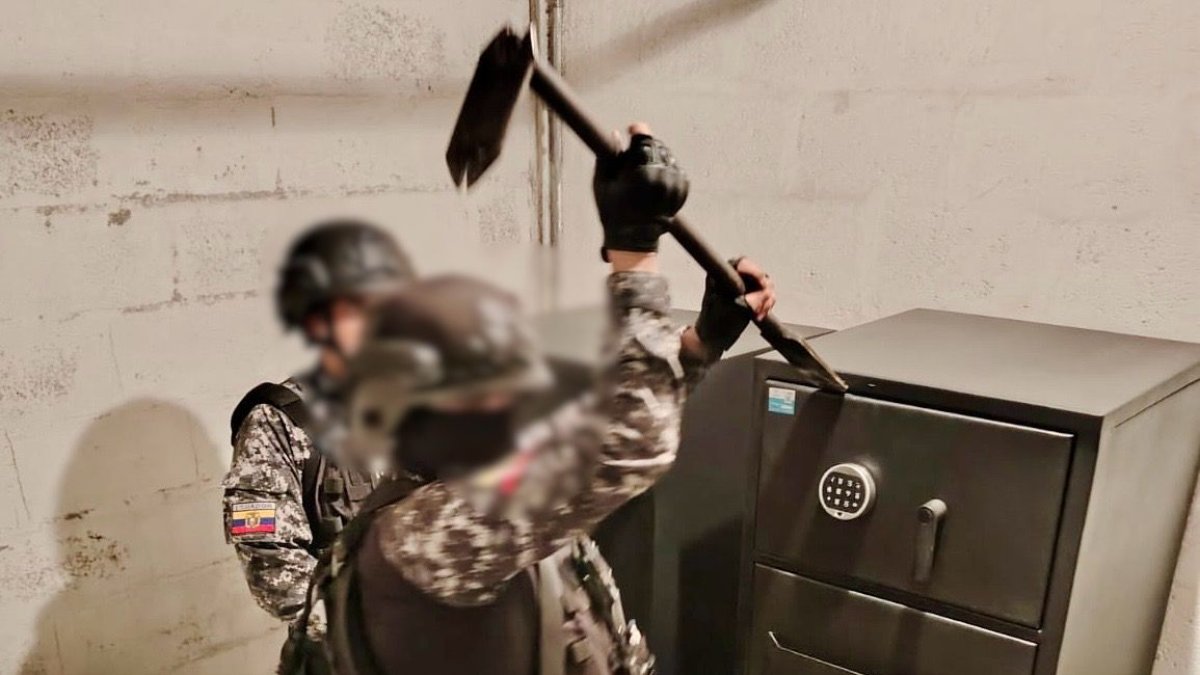 La Policía encontró el dinero en una caja fuerte, tras ser alertados por una denuncia anónima.