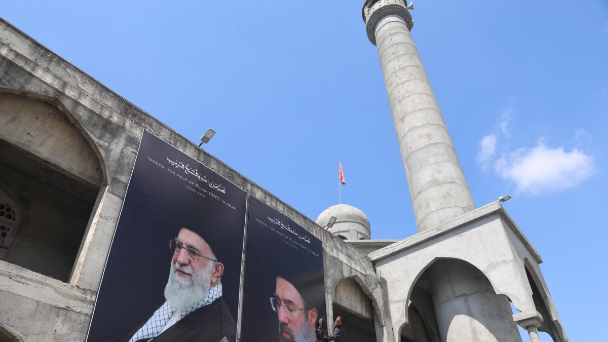 Una valla publicitaria del nuevo líder supremo de Irán, el ayatolá Mojtaba Khamenei (derecha), y al difunto ayatolá Ruhollah Khomeini (izquierda), en Cachemira, India, el 24 de marzo de 2026.