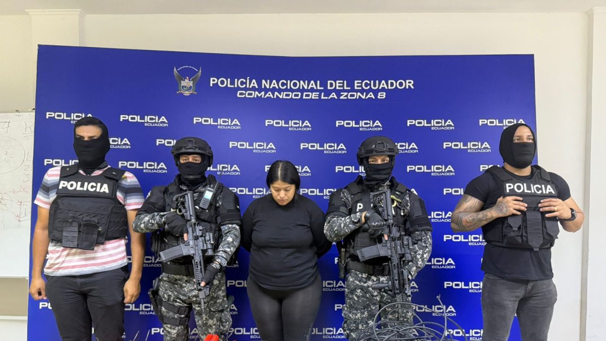 Una mujer fue aprehendida en flagrancia por la Policía Nacional en el norte de Guayaquil mientras transportaba material explosivo en un bolso.