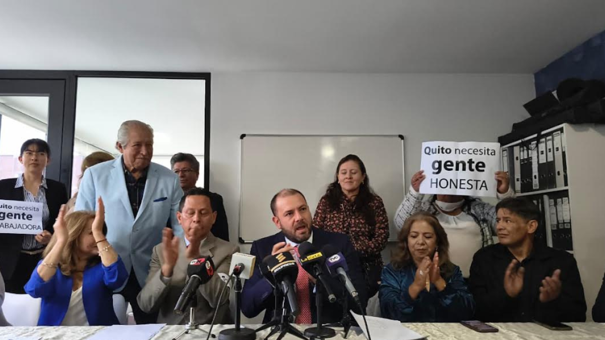 Juan Esteban Guarderas presentó su precandidatura junto a un grupo de ciudadanos.