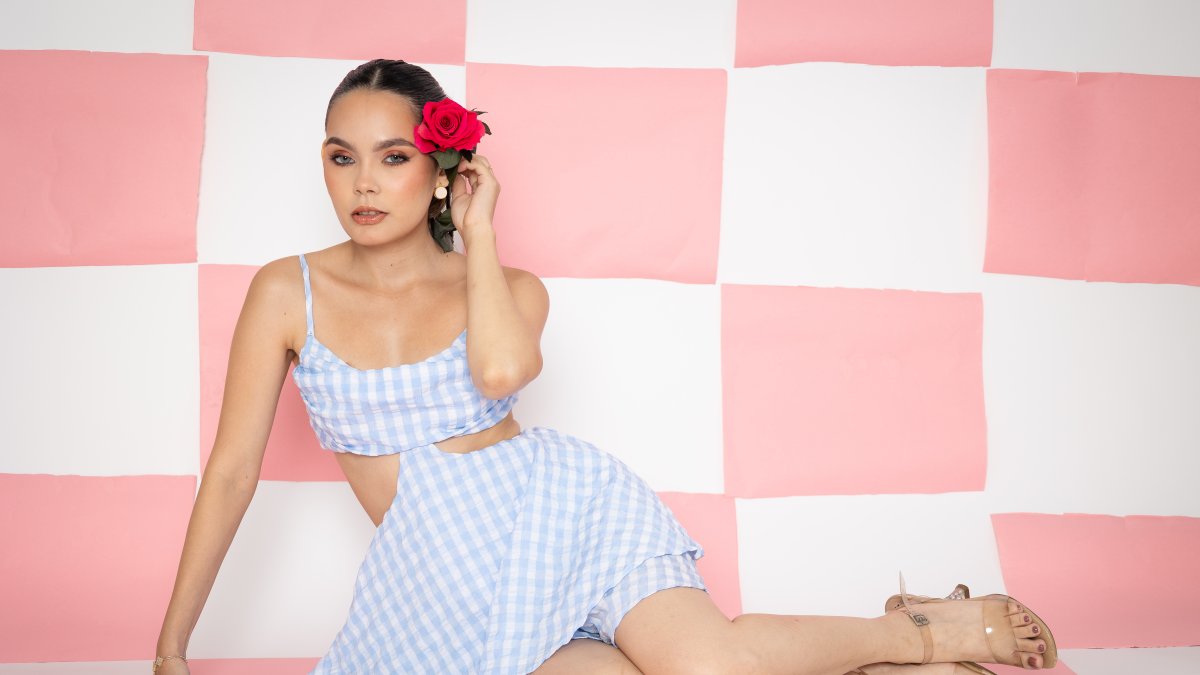 Equilibre el estampado: combínelo con prendas lisas o accesorios (como cinturones) para no sobrecargar el outfit.