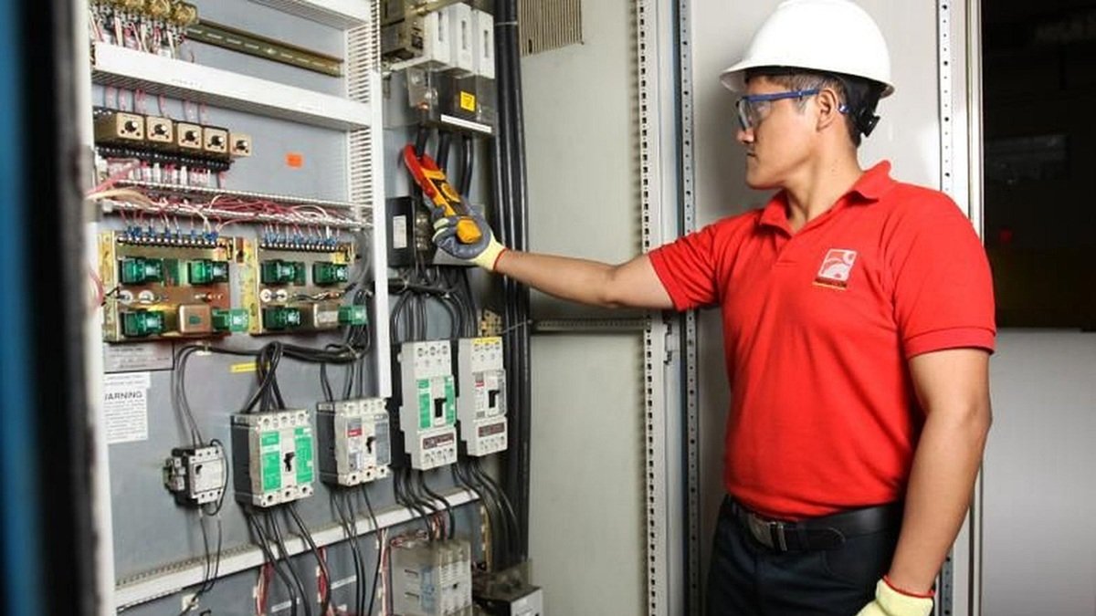 Las empresas deben operar hasta por 14 horas diarias con sus generadores, en Ecuador. (foto referencial).