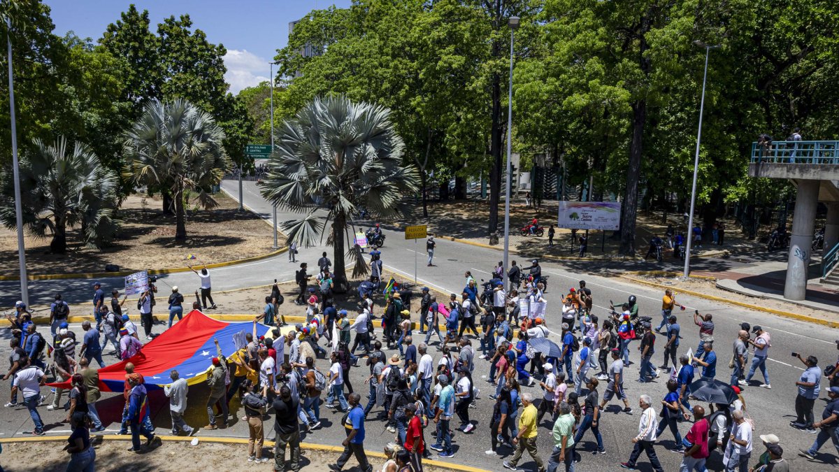 Trabajadores y estudiantes de la Universidad Central de Venezuela (UCV) participan en una manifestación para exigir mejoras salariales este miércoles, en Caracas (Venezuela).