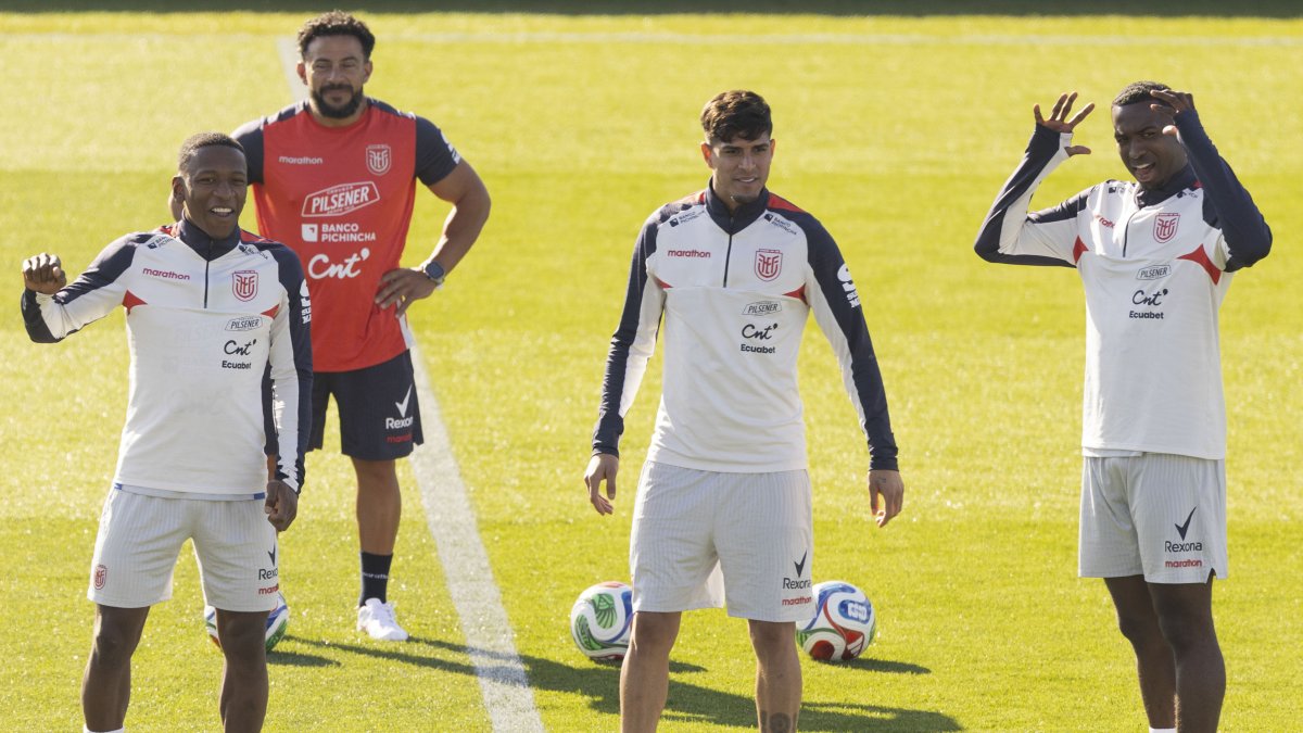Los jugadores de la selección de Ecuador Pervis Estupiñan (i), Piero Hincapié (c), y William Pacho, durante el entrenamiento en el Estadio Municipal de Butarque en Leganés (Madrid).