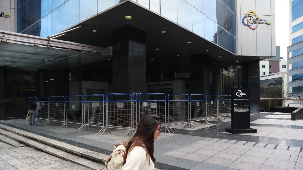 El acceso al Consejo de la Judicatura se restringió este miércoles. Había vallas metálicas en el ingreso al edificio de la entidad en Quito.