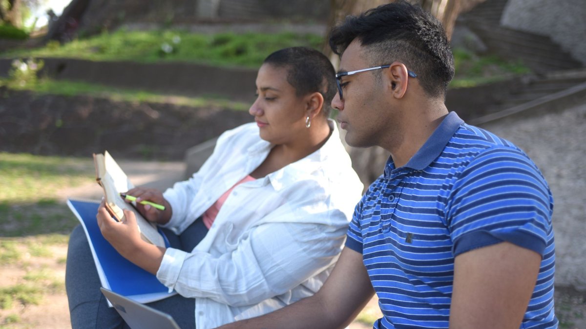 El país sube tres puestos en el World Happiness Report 2026, aunque expertos advierten que el dato no refleja completamente la realidad social.