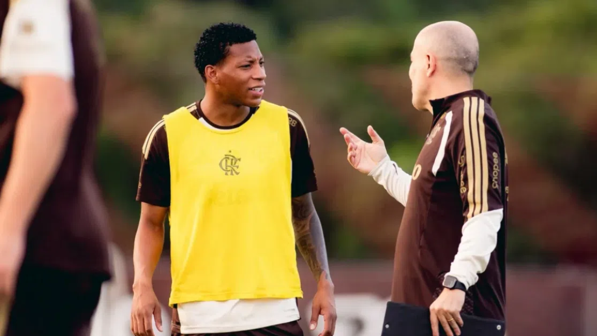 Gonzalo Plata, extremo ecuatoriano del Flamengo, recibe instrucciones durante una sesión de entrenamiento del club brasileño.