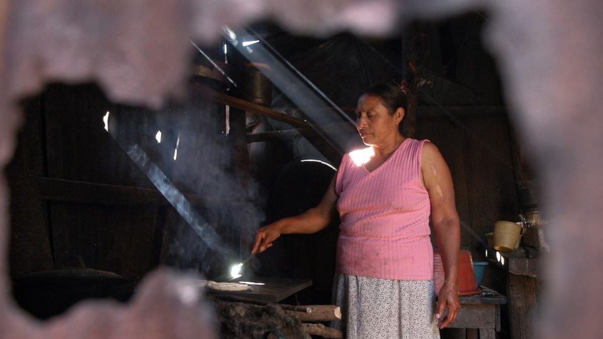 Un hombre observa imágenes relacionadas con la esclavitud en el Castillo de Cape Coast, en Ghana, el 16 de agosto de 2001.