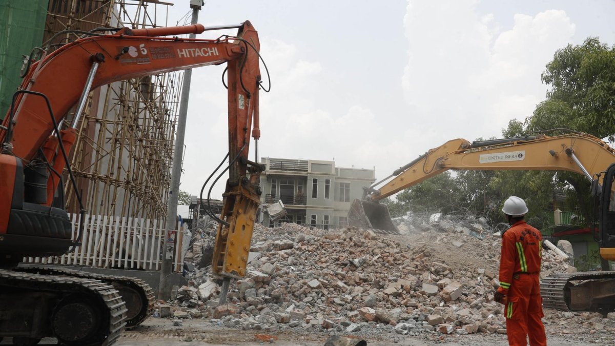 Imagen de archivo de un rescatista retirando los escombros del edificio derrumbado tras el terremoto en Sagaing, Myanmar, el 28 de abril de 2025.