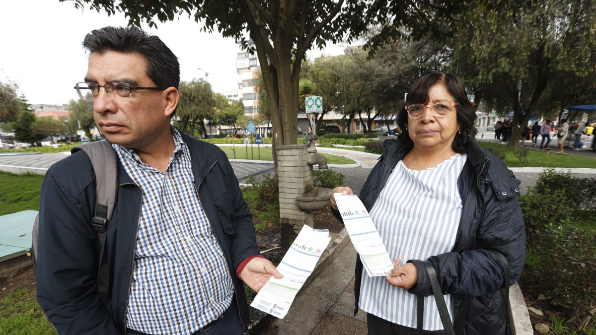 Con planillas en manos, los usarios reclaman por el alto costo de la tasa de recolección de basura.
