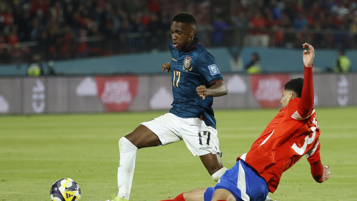 Darwin Guagua (i) de Ecuador en el dominio de la pelota ante la marca de un jugador de Chile, en el partido por la fecha 14 de las eliminatorias sudamericanas