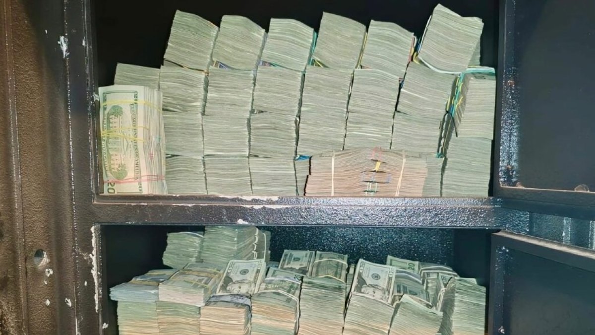 Agentes de la Unidad Antidrogas y de Criminalística encontraron el dinero en el subsuelo del World Trade Center.
