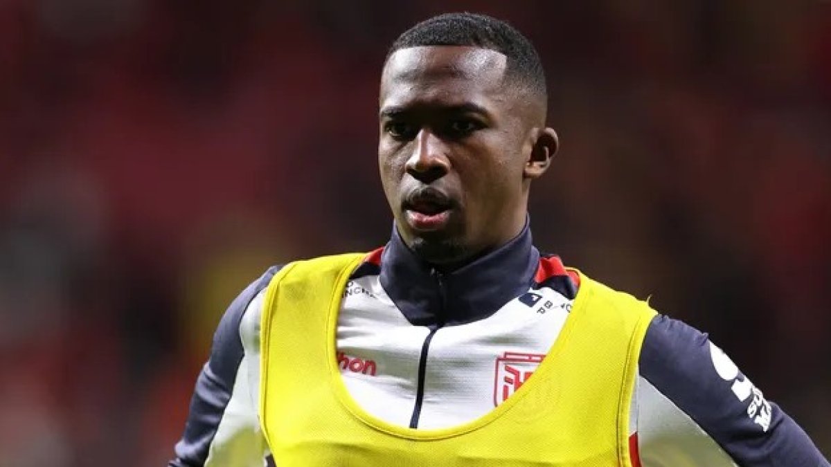 Willian Pacho saltó con la banda de capitán de Ecuador ante Marruecos.