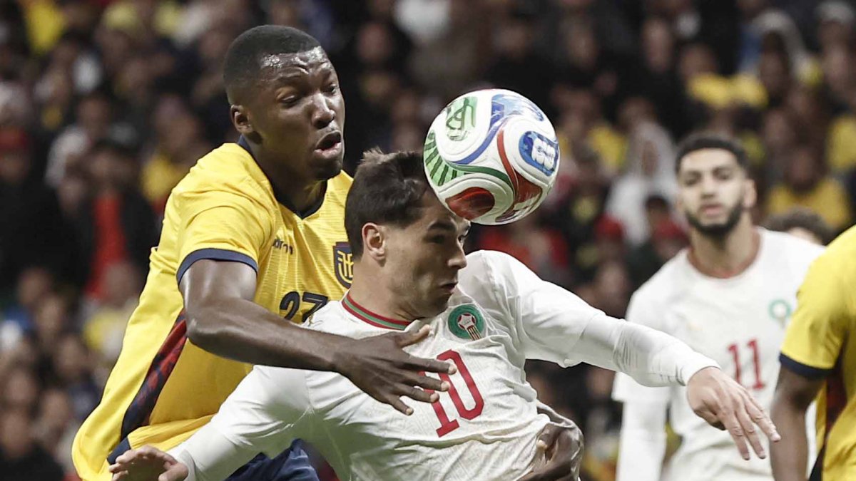 El delantero de la selección de fútbol de Marruecos Brahim Díaz (d) lucha con Moisés Caicedo, de Ecuador,.