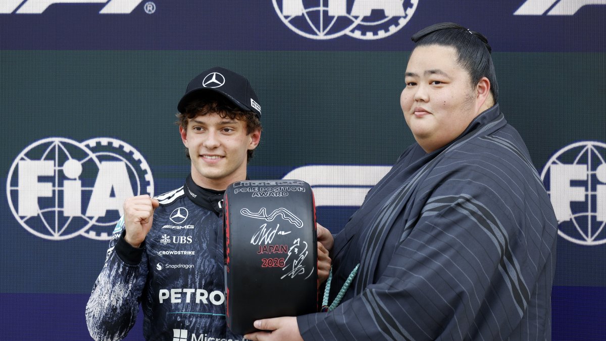 Kimi Antonelli (i) recibiendo el premio por liderar la clasificación del Gran Premio de Japón de este domingo 29 de marzo.