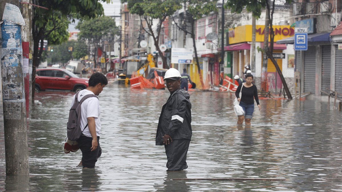 El efecto de fuerte lluvia en el norte de Guayaquil.