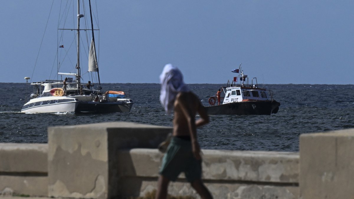 Veleros también llevaron ayuda humanitaria a la isla.