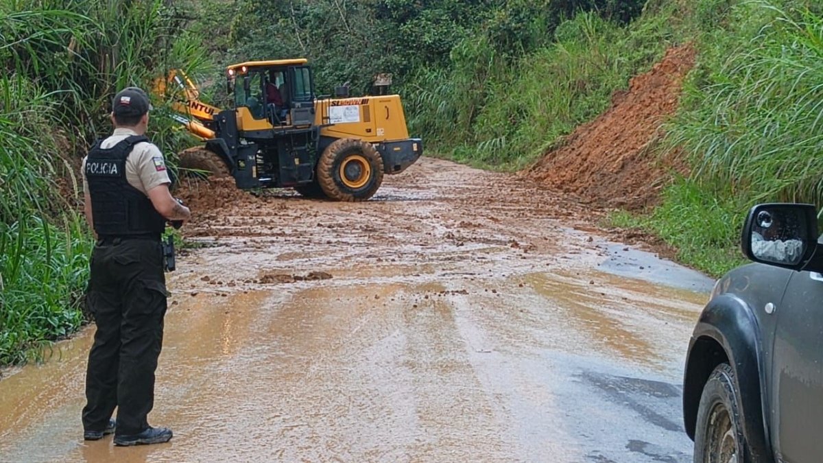 Esta es la segunda vez en menos de una semana que ocurre un derrumbe en la vía hacia Pacto, en el noroccidente de Quito.