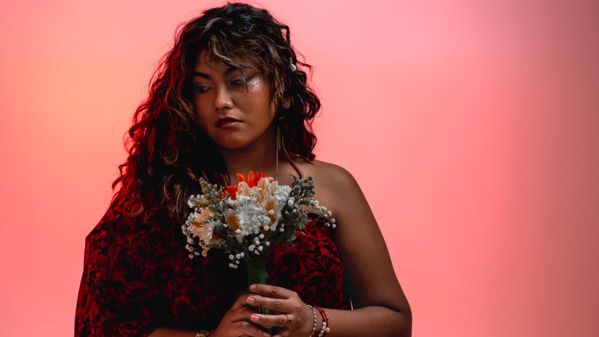 El proyecto de Andy Abad combina canciones inéditas y versiones, con un enfoque que  reinterpreta la tradición folk con una mirada contemporánea.