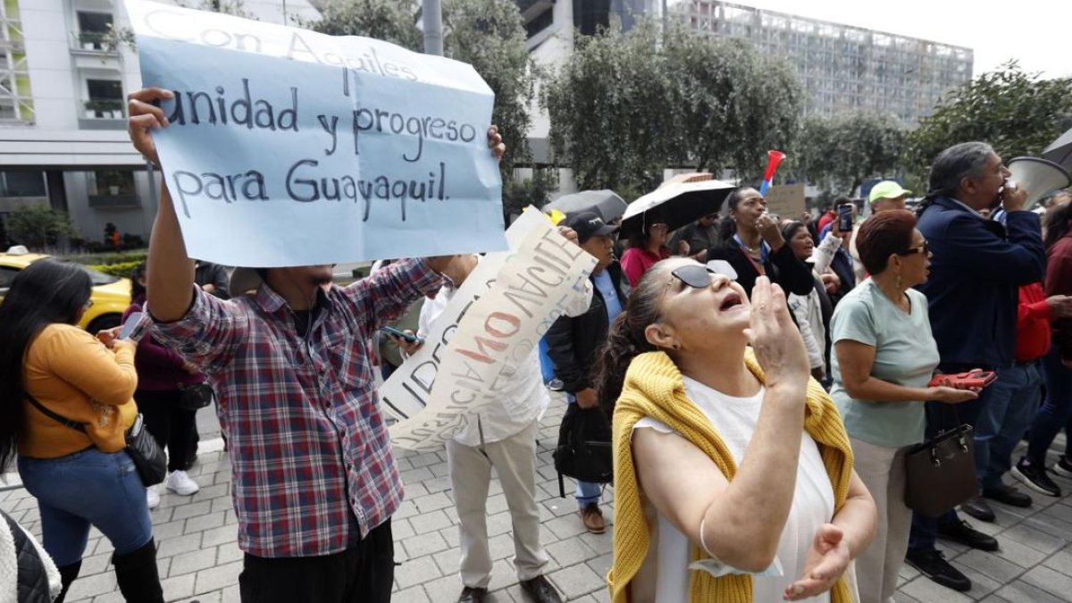 Seguidores del alcalde de Guayaquil, Aquiles Álvarez, protestaron en los exteriores de la Corte Provincial de Pichincha, este lunes 2 de marzo.