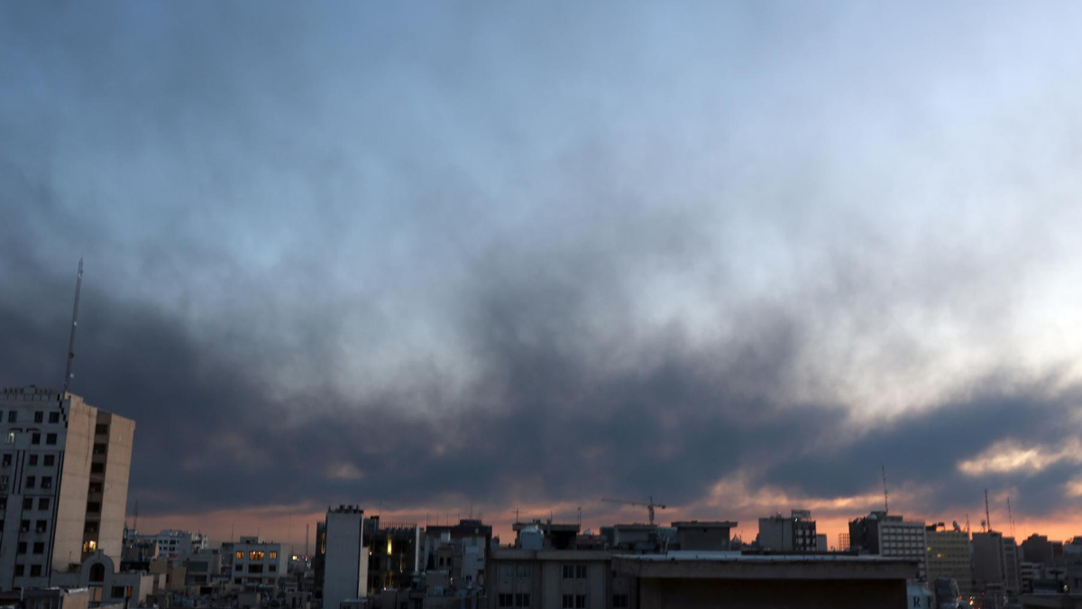 Columnas de humo se elevan tras un ataque aéreo en Teherán, en medio de la operación conjunta de fuerzas israelíes y estadounidenses que continúa desde el 28 de febrero de 2026.