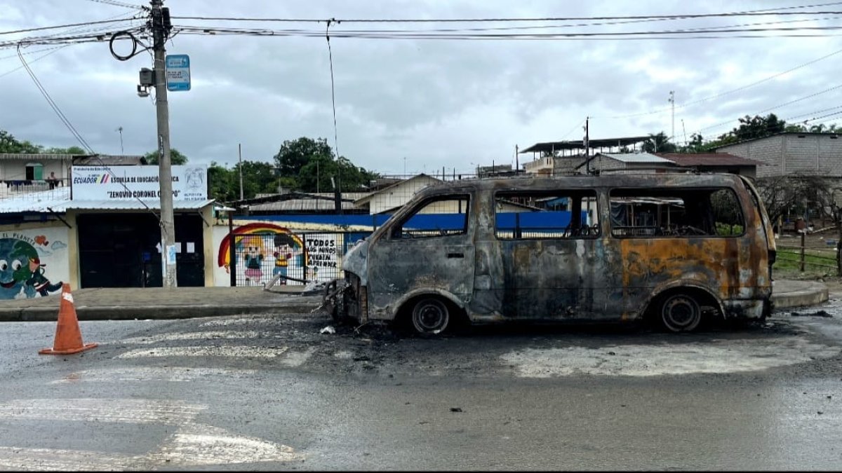 Así quedó la furgoneta en la que estaba la víctima. Los atacantes la incendiaron pese a que él estaba en su interior.